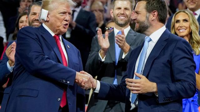 Donald Trump (i) junto a J.D. Vance (d) su candidato a vicepresidente.
