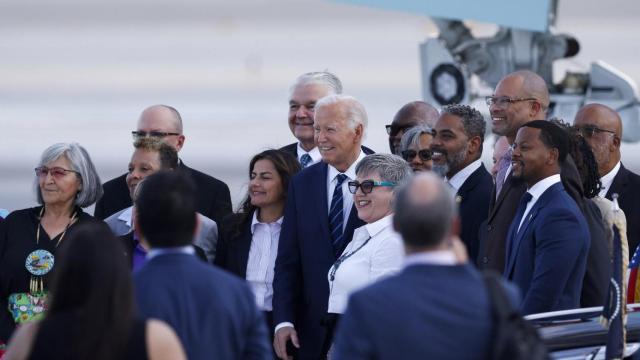 Joe Biden en el aeropuerto de Las Vegas este martes.