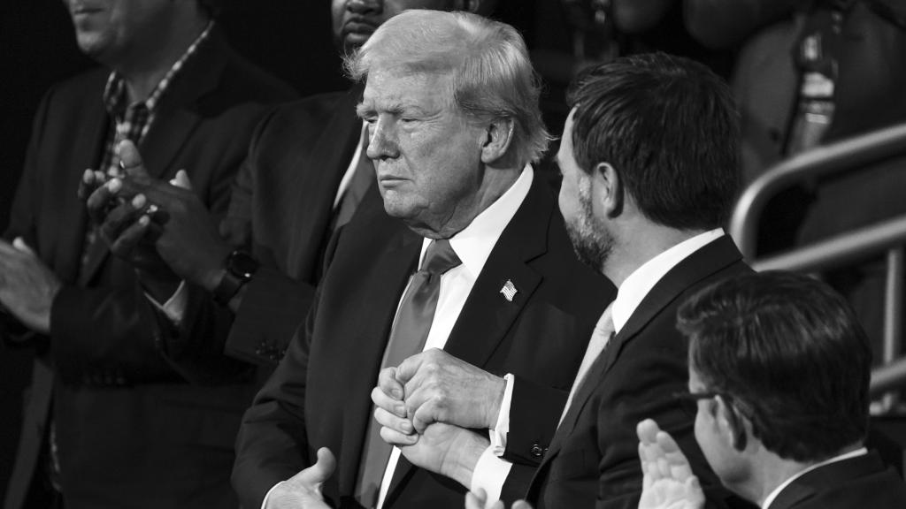 Donald Trump le da la mano a su candidato a vicepresidente, J. D. Vance.