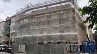 Edificio en obras en una manzana de las calles Orzán y Cordelería.