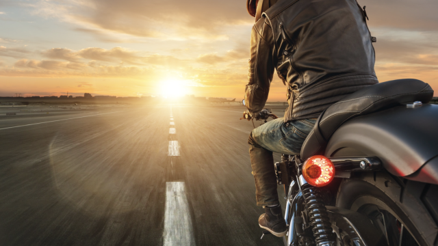 Motorista por una carretera.
