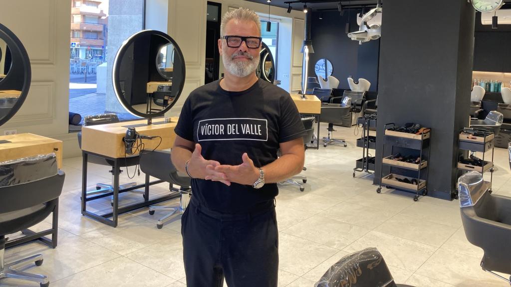 Así es el peluquero más famoso de España: tiene más de 1,6 millones de seguidores en redes