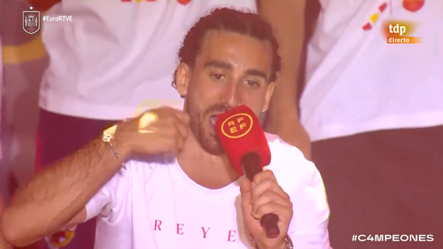 Cucurella durante la celebración en Cibeles de la Eurocopa.