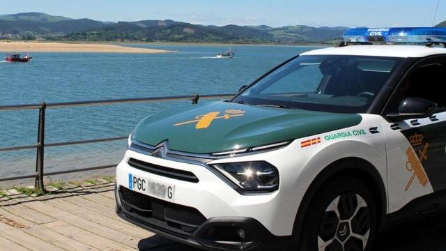 Un vehículo de la Guardia Civil frente a las costas de Cádiz.