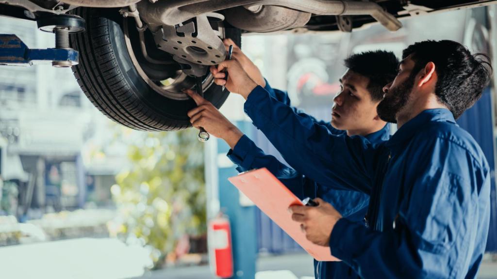 Unos técnicos en una inspección de ITV, en una imagen de archivo.