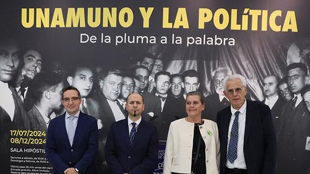 El rector, Juan Manuel Corchado, y el director de la BNC, Óscar Arroyo, inauguran la colección