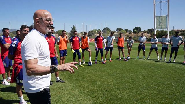 Luis de la Fuente visita a la Selección olímpica masculina