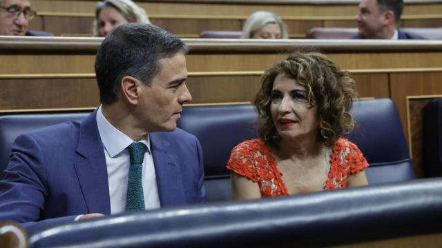 Pedro Sánchez, presidente del Gobierno y María Jesús Montero, vicepresidenta primera del Gobierno, conversan en el Congreso este miércoles.