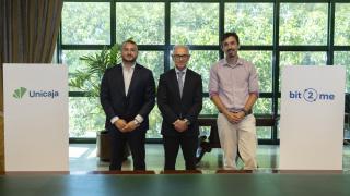 Andrei Manuel (izq), COO y cofounder de Bit2Me, Isidro Rubiales, CEO de Unicaja, y Leif Ferreira, CEO y cofounder de Bit2Me.