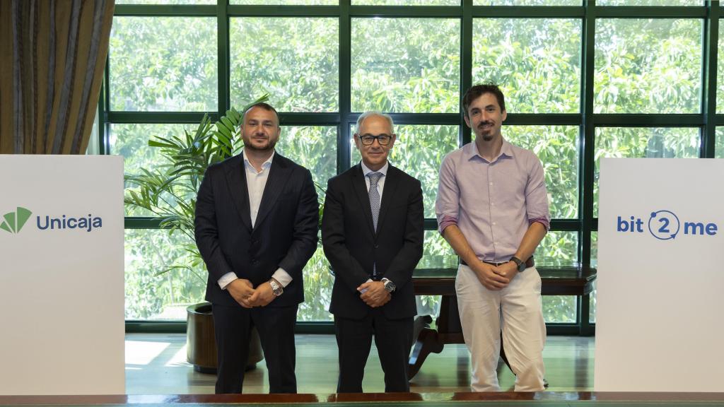 Andrei Manuel, COO y cofundador de Bit2Me; Isidro Rubiales, CEO de Unicaja, y Leif Ferreira, CEO y cofundador de Bit2Me.