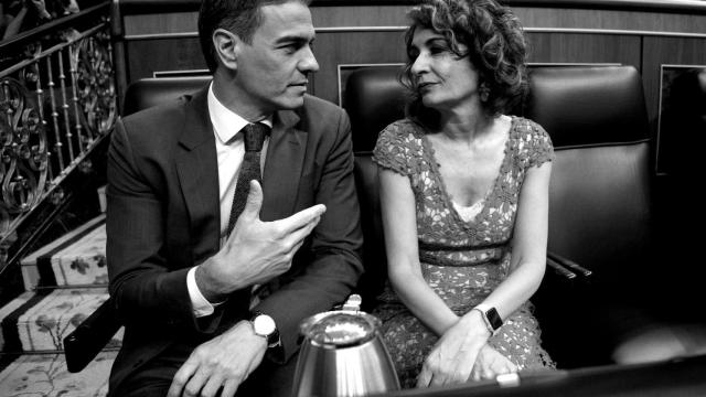 El presidente del Gobierno, Pedro Sánchez, y la vicepresidenta primera y ministra de Hacienda, María Jesús Montero