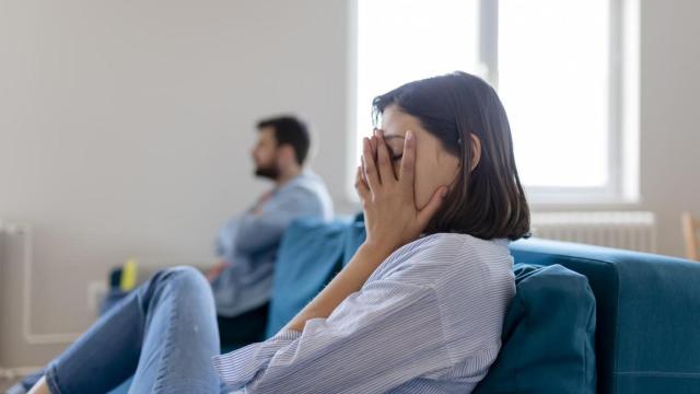 Pareja en el sofá discutiendo.