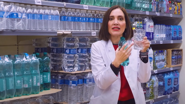 Boticaria García y los mitos sobre el agua con gas.