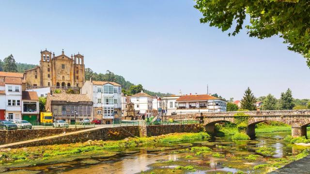 Vista general del Puente de Santiago y la villa de Padrón