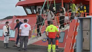 Voluntarios de Cruz Roja atienden a migrantes rescatados en Canarias.