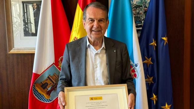 Abel Caballero con el reconocimiento a la labor del Concello en favor del comercio.