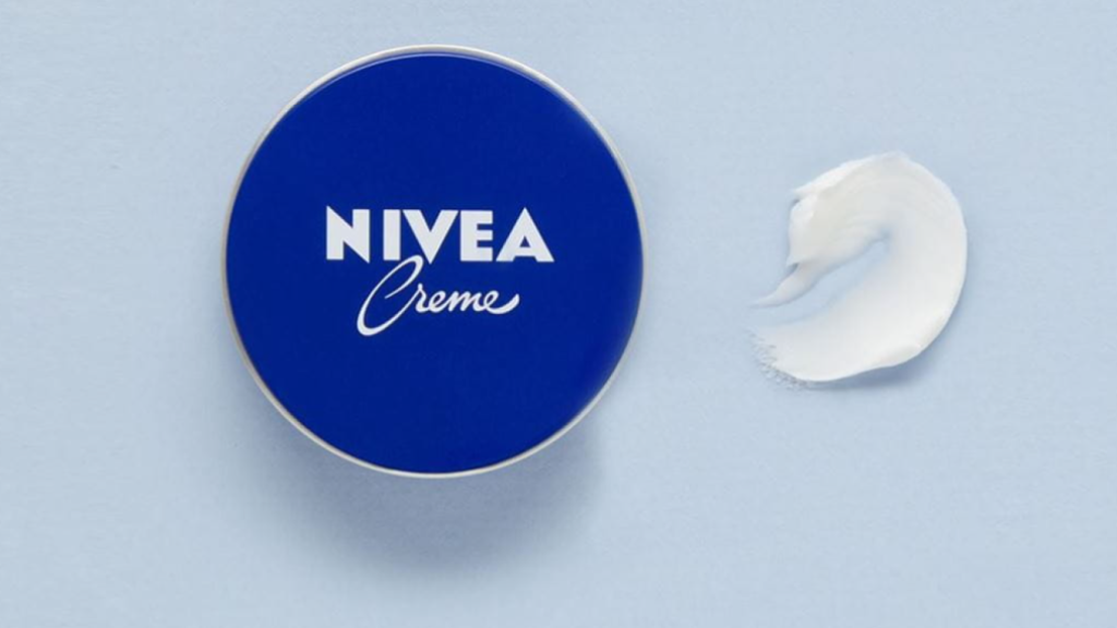 Crema Nivea de la lata azul.