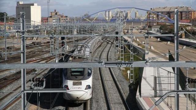 El AVE a su paso por la provinca de Palencia