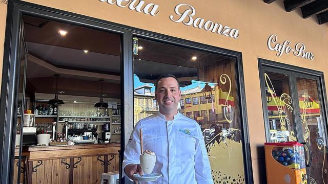 Javier delante de la Heladería Baonza con su famosa leche helada