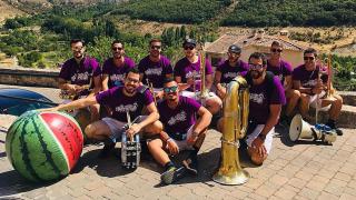 Miembros de la Charanga La Nota y una sandía en honor a su canción