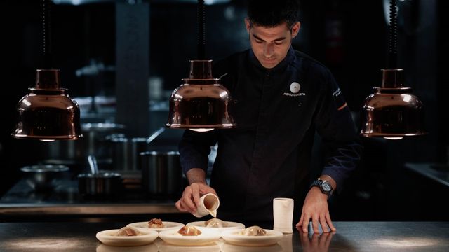 El chef Andreu Genestra en la cocina del restaurante.