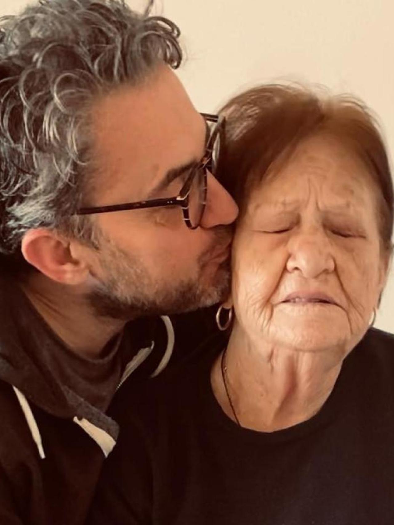Máximo Huerta y su madre en una imagen compartida en Instagram.