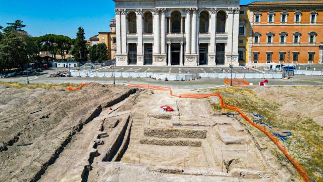 Los restos de la estructura defensiva y, al fondo, la basílica de San Juan de Letrán.