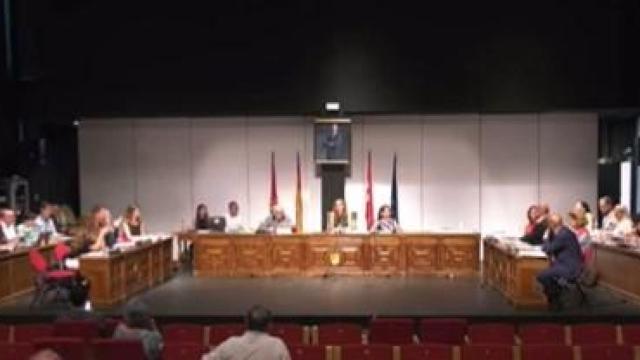 Momento del pleno en el que Noemí Selas saca las balas reglamentarias.