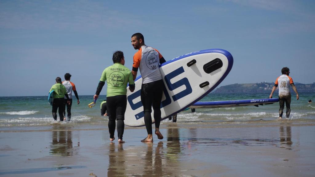 Imagen de una actividad de surf inclusivo en Bastiagueiro.