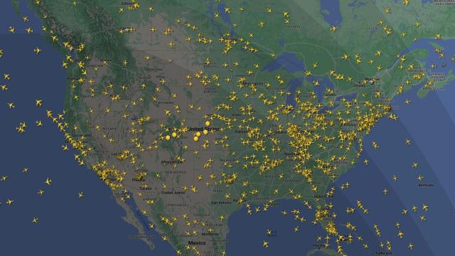 Mapa con el flujo de tráfico aéreo de Estados Unidos.