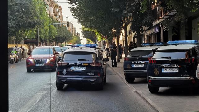 Los vehículos de la Policía Nacional al llegar al lugar del suceso en Alicante.