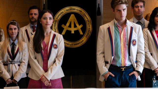 Ane Rot y Nuno Gallego, dos de las nuevas incorporaciones de 'Élite', con el nuevo uniforme para exalumnos que ha creado Cristina Rodríguez.