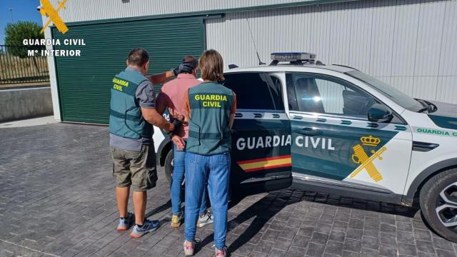 Momento de la detención del supuesto ladrón por parte de la Guardia Civil