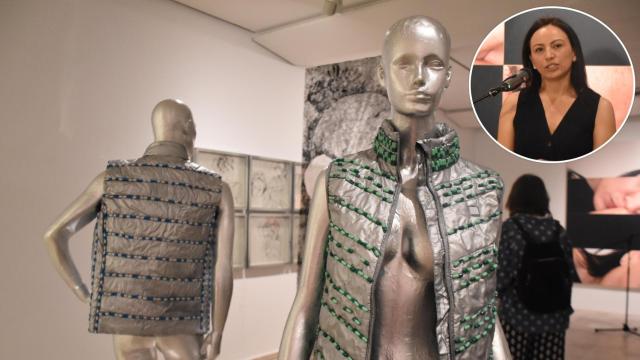 Sandra Gamboa y parte de su exposición 'Encapsulados'