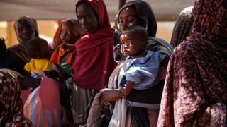 Fotografía de una mujer y su bebé en el campo de desplazados de Zamzam, en Darfur Septentrional.