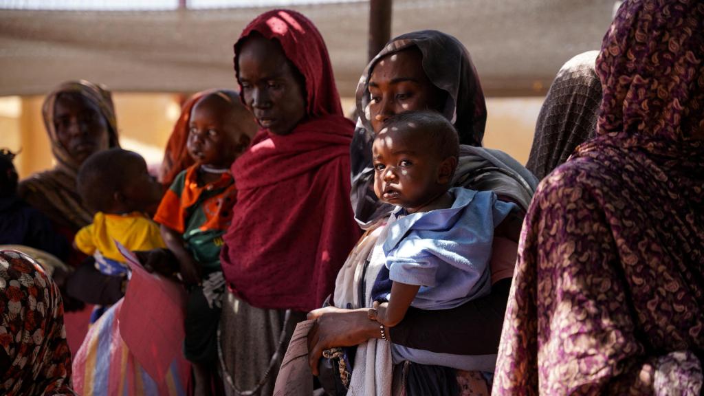 Fotografía de una mujer y su bebé en el campo de desplazados de Zamzam, en Darfur Septentrional.