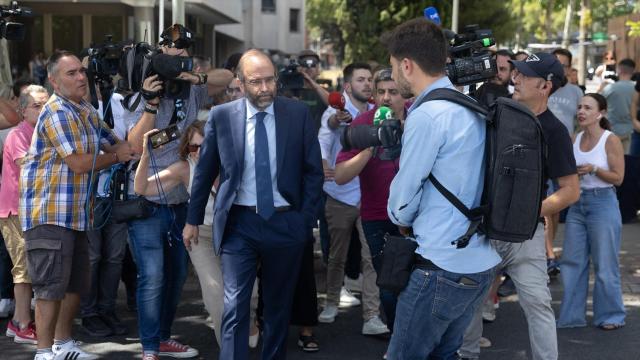 El vicerrector de Planificación, Coordinación y Relaciones Institucionales de la Universidad Complutense de Madrid (UCM), José María Coello, a su salida de los Juzgados de Plaza Castilla este viernes./