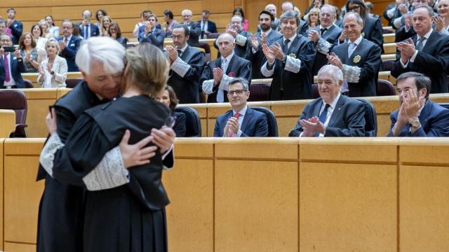 Victoria Ortega abraza a su sucesor, Salvador González, en la toma de posesión de éste como presidente del Consejo General de la Abogacía, este viernes en el Senado./