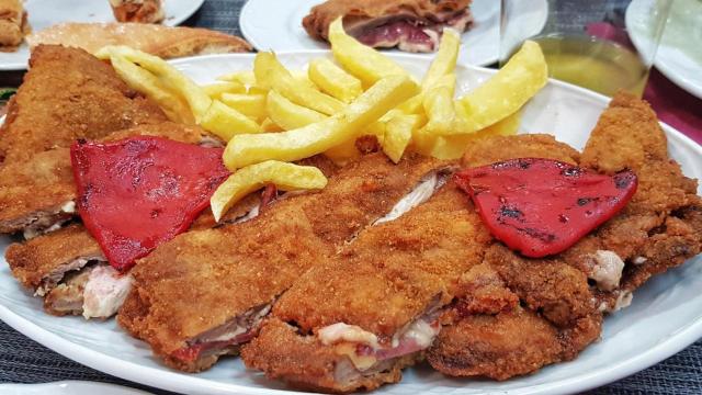 Cachopo asturiano con patatas.