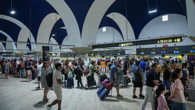 Largas colas en el aeropuerto de Sevilla.