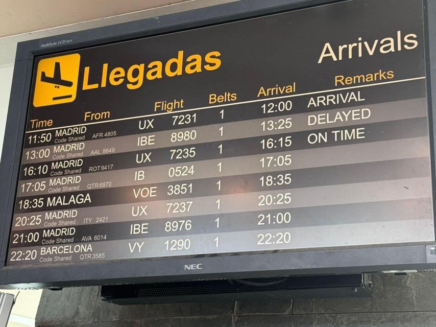 Panel de información de vuelos en la terminal de Alvedro.