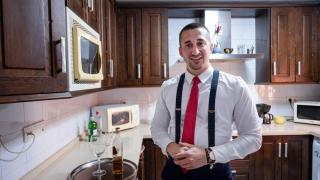 En casa de Cristian Ventura, camarero de 'con permiso': Con 17 años ganaba 400 € por 10 horas