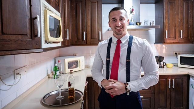 Cristian Ventura, con su habitual uniforme, en su domicilio de Dos Hermanas.
