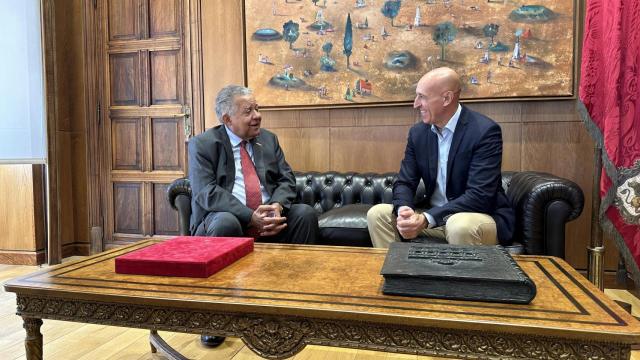 El embajador de la República Dominicana en España, Juan Bolívar Díaz Santana, y el alcalde de León, José Antonio Diez