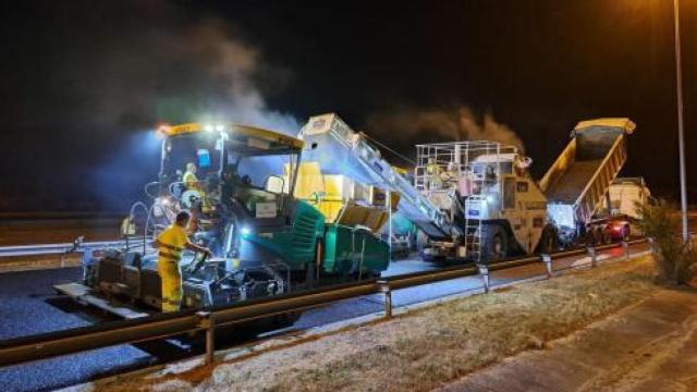 Operarios realizando las obras de la M-50.