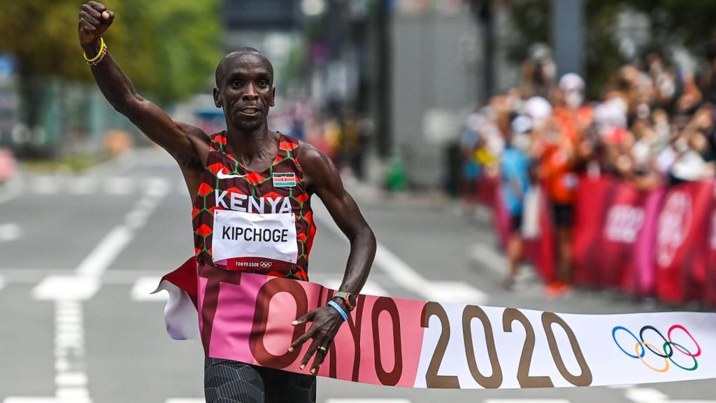 Kipchoge gana la medalla de oro en los Juegos Olímpicos de Tokio.