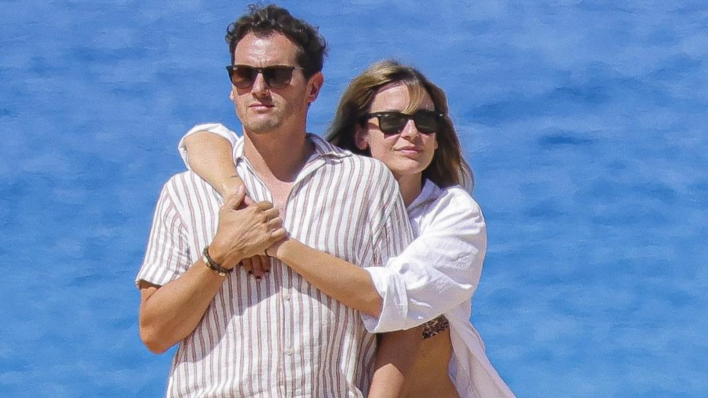 Albert Rivera y Carla Cotterli, cómplices como nunca en su escapada a Formentera: sus imágenes más románticas