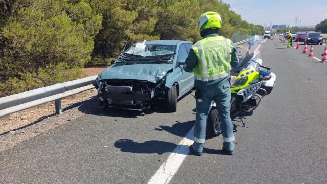 Un agente de la Guardia Civil asiste en un accidente de tráfico en una imagen de archivo.