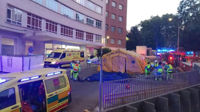 A la entrada de la Fundación Jiménez Díaz han instalado un hospital de campaña.