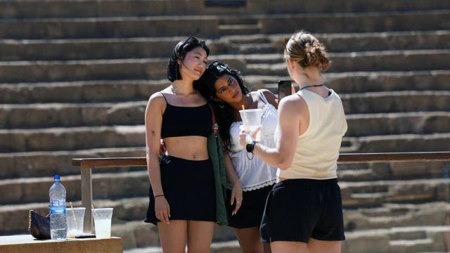 Turistas en el centro de Málaga en plena ola de calor.